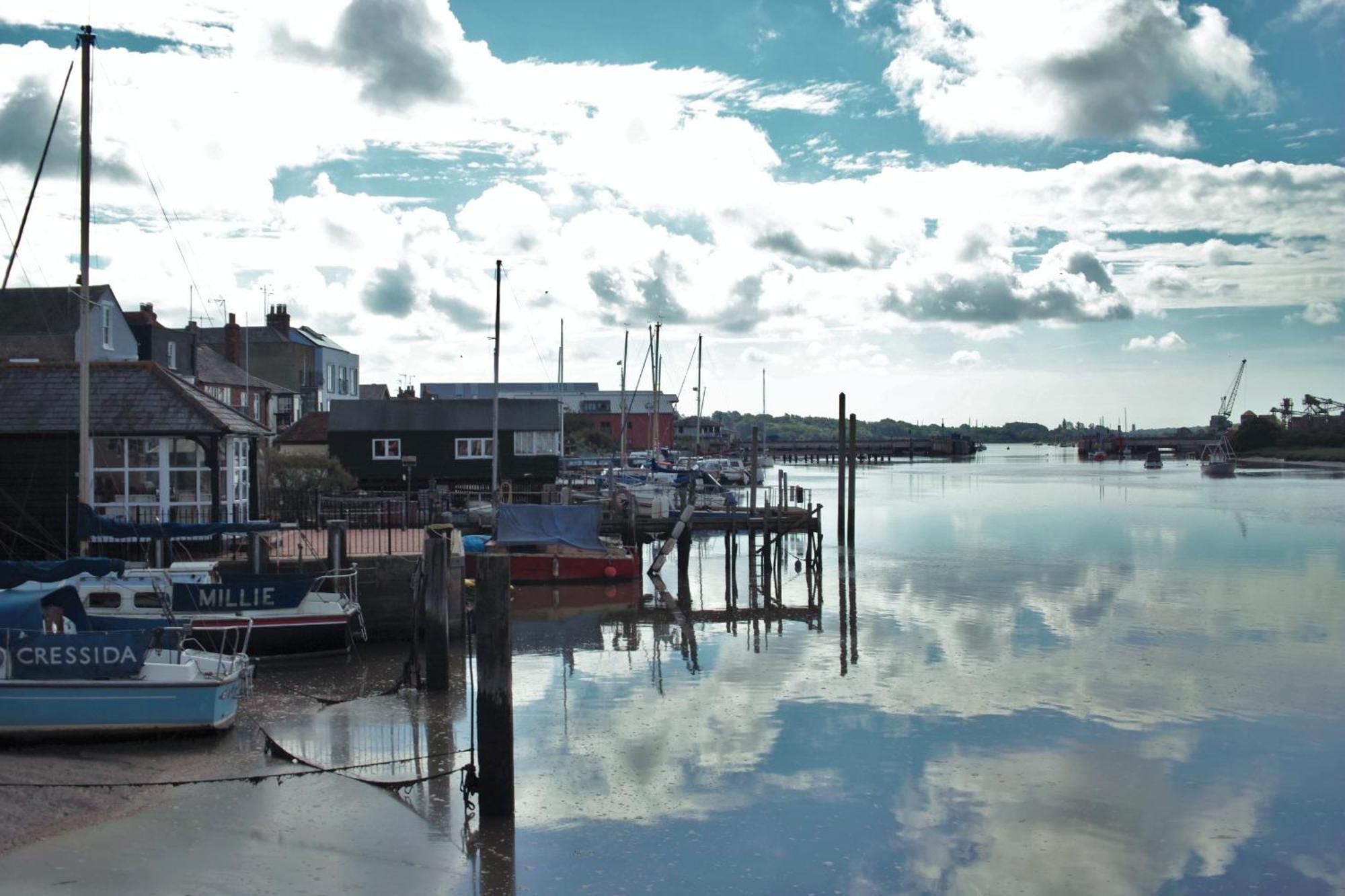 Queens Cottage, Wivenhoe Stylish, Plush, Cosy, Convenient & Quirky, 2X Double Bed Period Cottage Plus Patio - 9 Min Walk Train, 4 Min Walk High Street Pubs, Restaurants, Shops 外观 照片