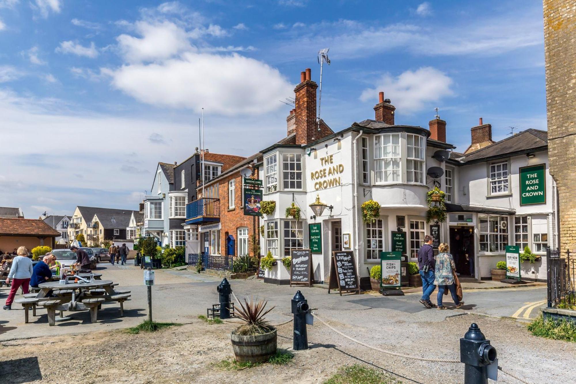Queens Cottage, Wivenhoe Stylish, Plush, Cosy, Convenient & Quirky, 2X Double Bed Period Cottage Plus Patio - 9 Min Walk Train, 4 Min Walk High Street Pubs, Restaurants, Shops 外观 照片
